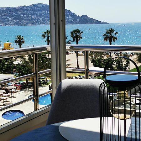 Spacieux Appartement Rose Front Mer Et Piscine Roses Exterior photo
