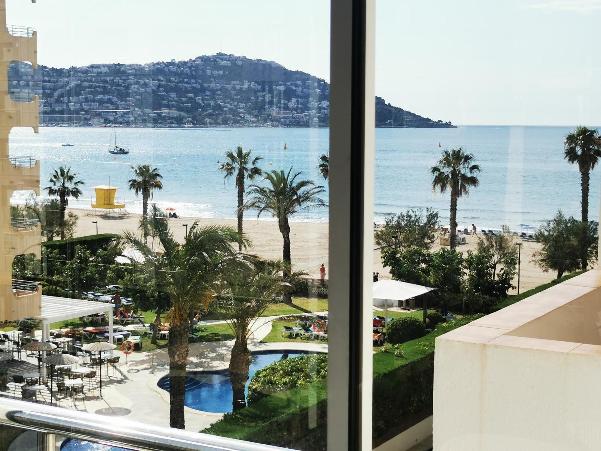 Spacieux Appartement Rose Front Mer Et Piscine Roses Exterior photo