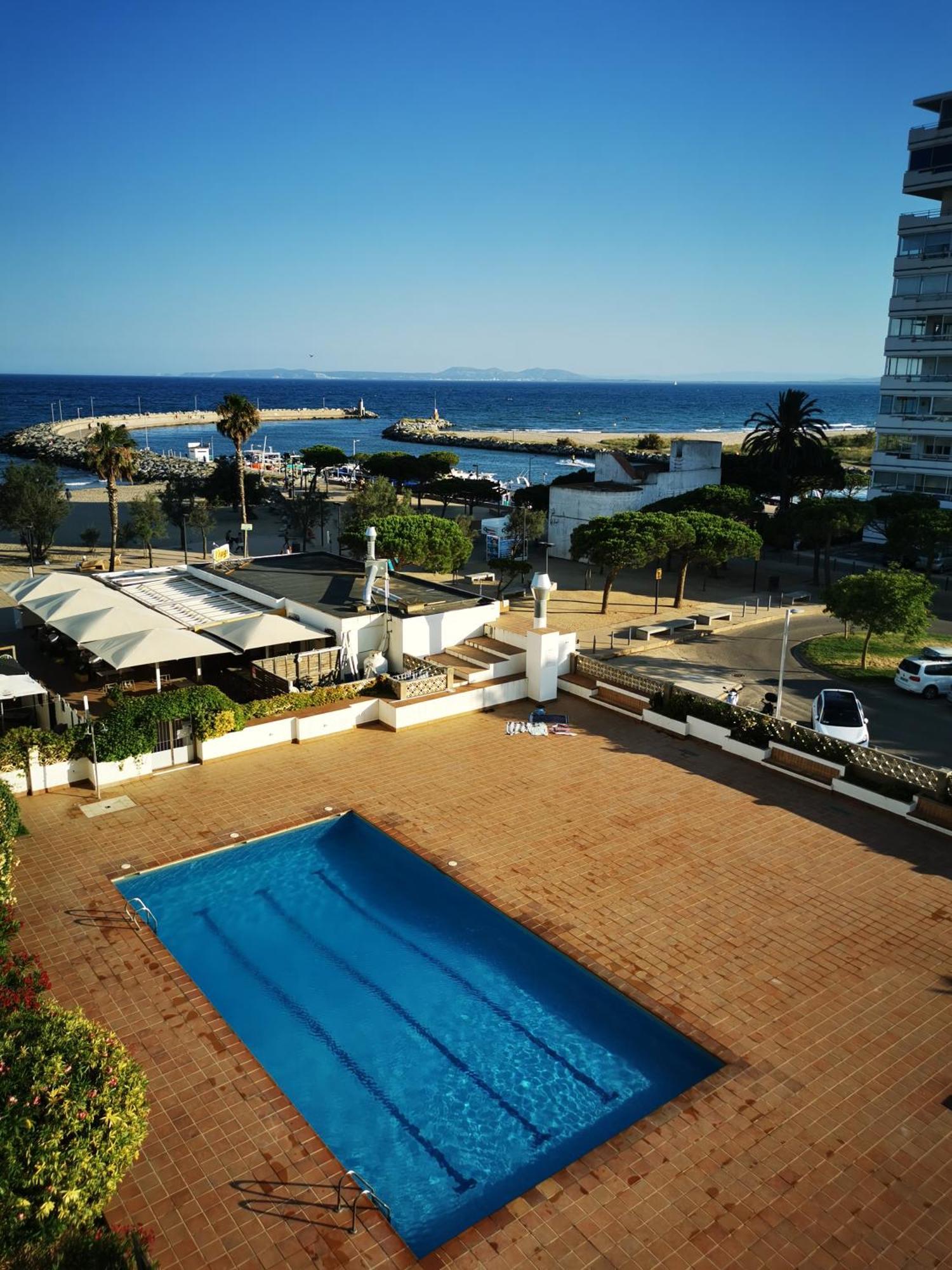 Spacieux Appartement Rose Front Mer Et Piscine Roses Exterior photo