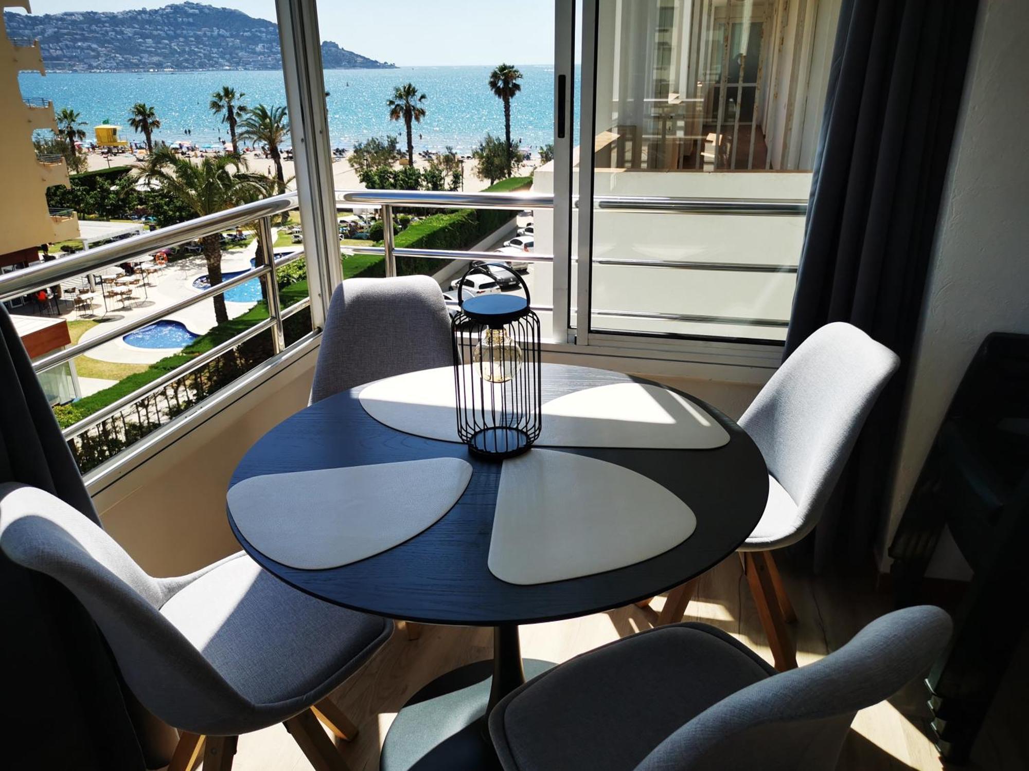 Spacieux Appartement Rose Front Mer Et Piscine Roses Exterior photo