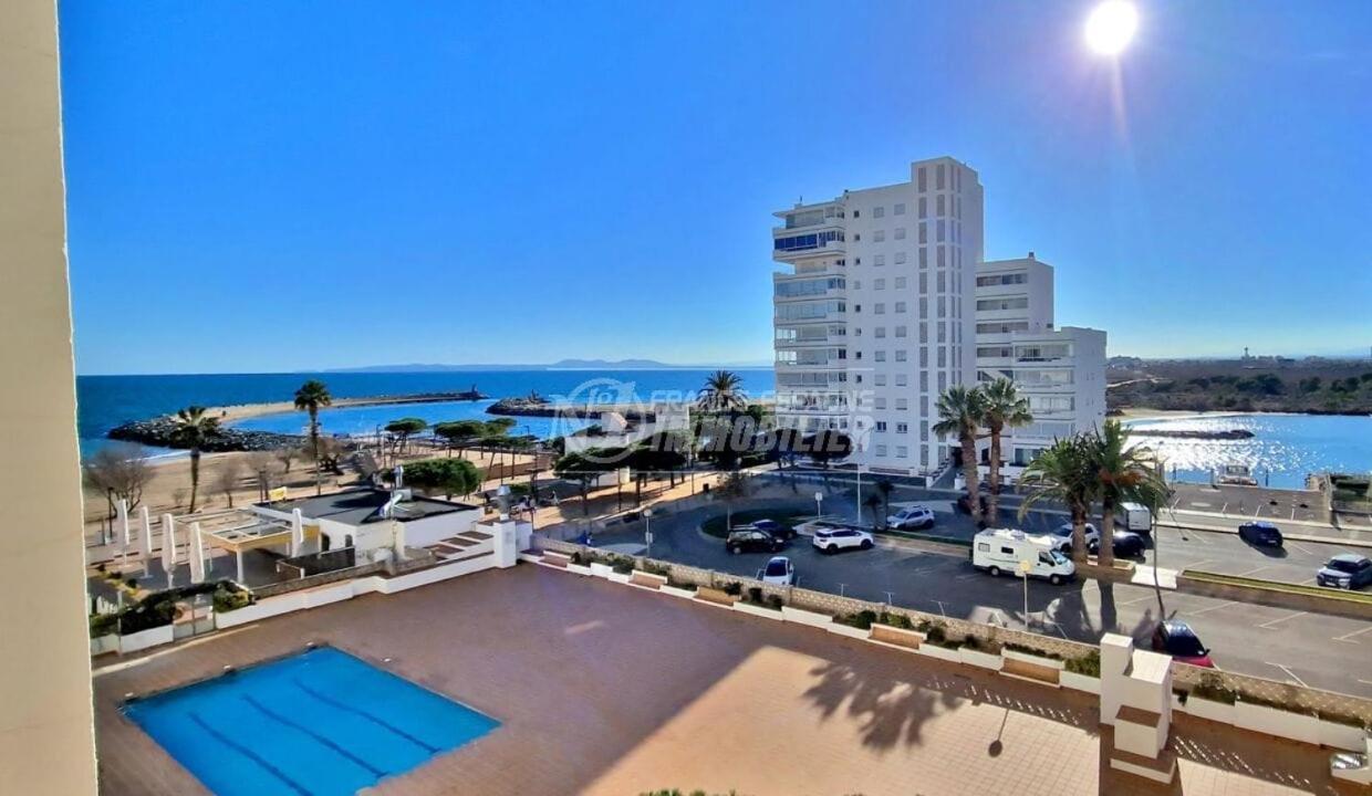 Spacieux Appartement Rose Front Mer Et Piscine Roses Exterior photo