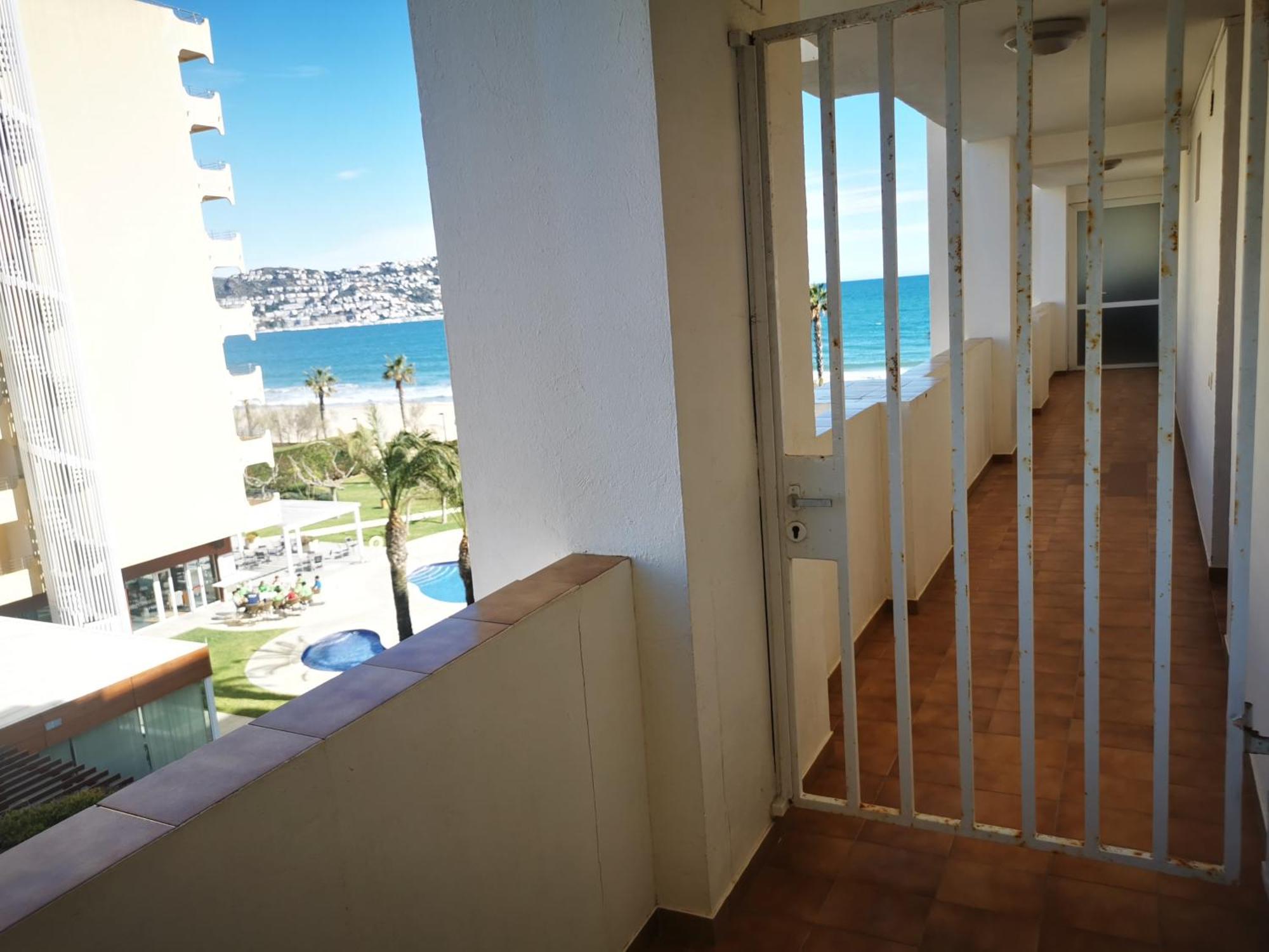 Spacieux Appartement Rose Front Mer Et Piscine Roses Exterior photo